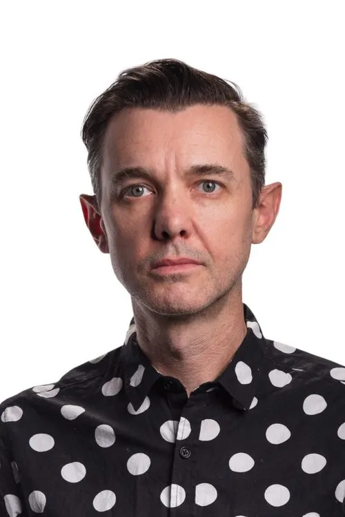 Jim Ward como Chet Ubetcha (voice)