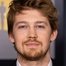 Joe Alwyn como Nick Conway
