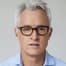 John Slattery como Lyle Bettencourt