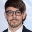Jorma Taccone como Radio Host Reader (voice)