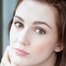 Katherine Barrell como Joy Harper