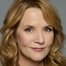 Lea Thompson como Caroline Duffy (uncredited)