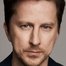 Lee Ingleby como Captain Campion (voice)