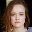 Liv Hewson como Teen Vanessa 