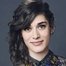 Lizzy Caplan como Alexandra Mullen