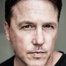 Lochlyn Munro como Larry Fitzgibbon