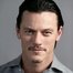 Luke Evans como John Moore