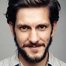Mathew Baynton como Elliot Ward