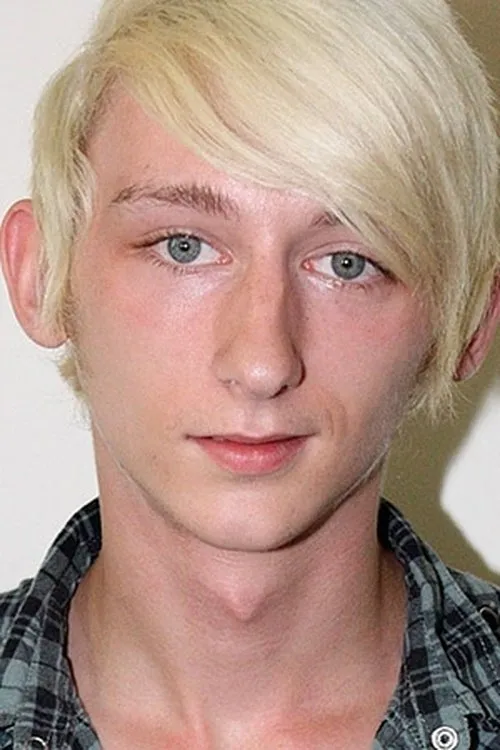 Max Brown como Michael Summerton