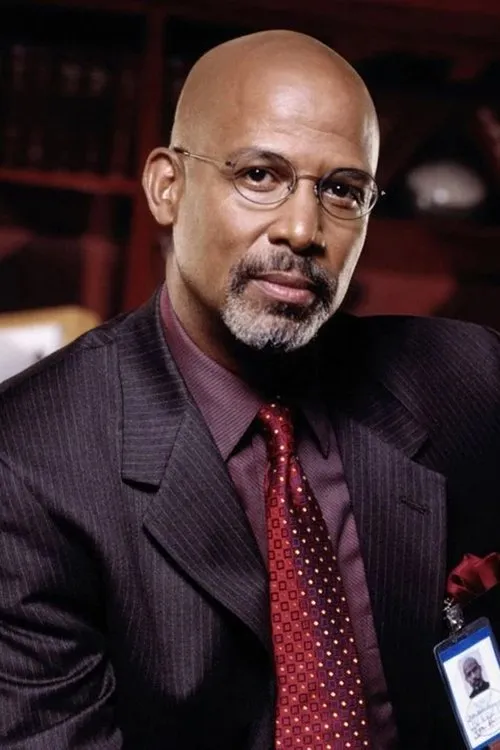 Michael Warren como Doctor Halan McCoy