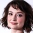 Milana Vayntrub como Sloane Sandburg