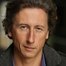 Nicholas Rowe como Angus Grey