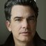 Peter Gallagher como Sandy Cohen
