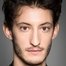 Pierre Niney como Raphaël Valande