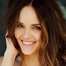 Rebecca Breeds como Cassie Cometti
