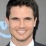 Robbie Amell como Nathan Brown