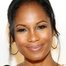 Robinne Lee como Bea Hastings
