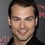 Shawn Roberts como Garus