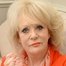 Sherrie Hewson como Joyce
