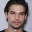 Steven Strait como Jim Holden