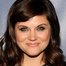 Tiffani Thiessen como Dr. Kayla Martin