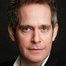 Tom Hollander como Lance Corkoran