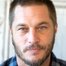 Travis Fimmel como Desmond Hart