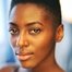 Yrsa Daley-Ward como Dr. Nia Bintu