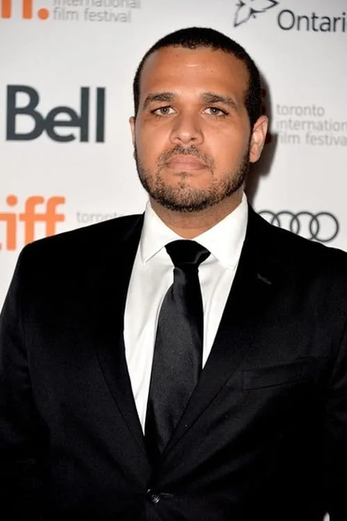 Aaron Burns interpretando a Doctor Gringo