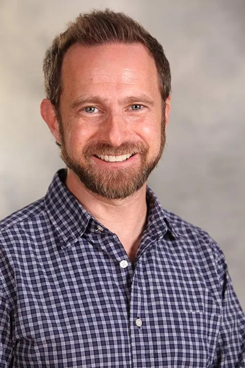 Aaron Mendelsohn interpretando a Stage Manager