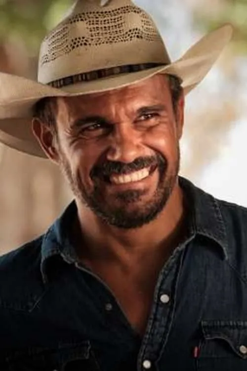 Aaron Pedersen interpretando a Beaver