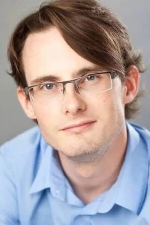 Aaron Webber interpretando a Emerson