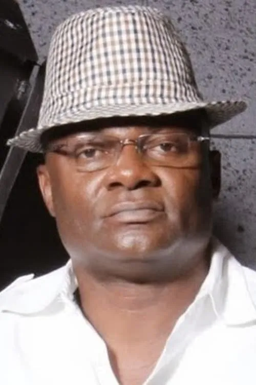 Abby Mukiibi Nkaaga interpretando a Colonel Bagosora