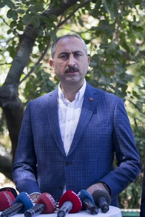 Abdulhamit Gul interpretando a Self - Interviewee