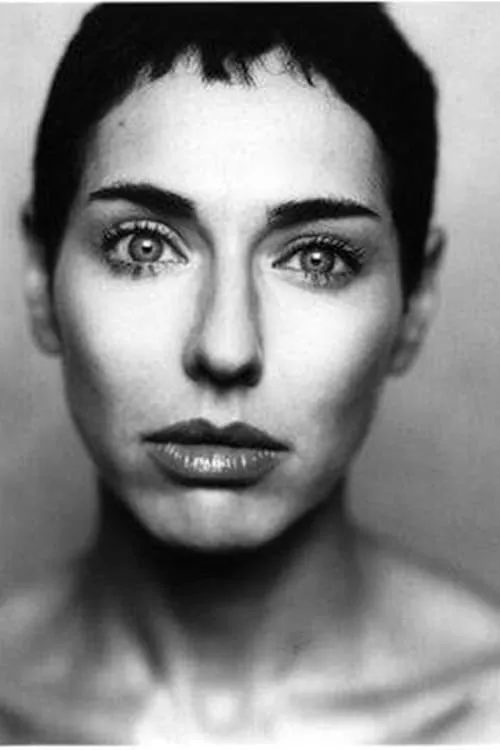 Abigail Canton interpretando a Designer