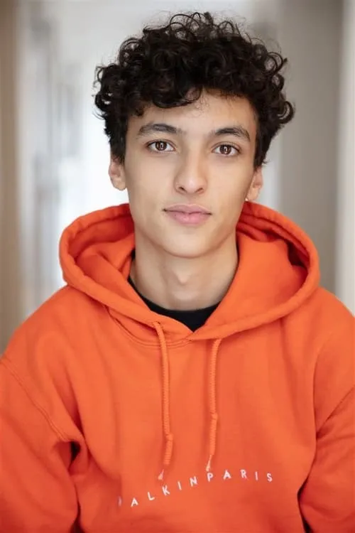 Adam Amara interpretando a Eden Bouffal - Hicham