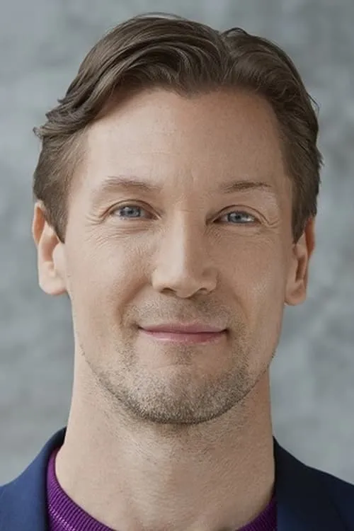 Adam Ambruso interpretando a Steven Rektor