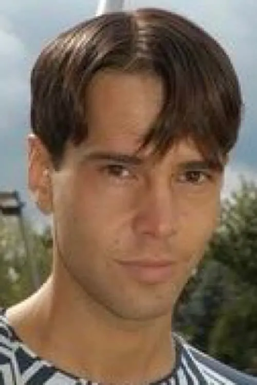 Adam Angel interpretando a