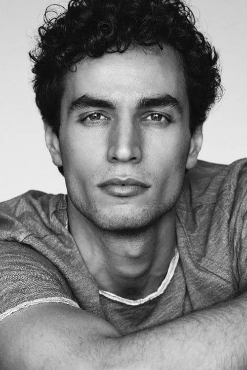 Adam Bakri interpretando a Yasar Gun