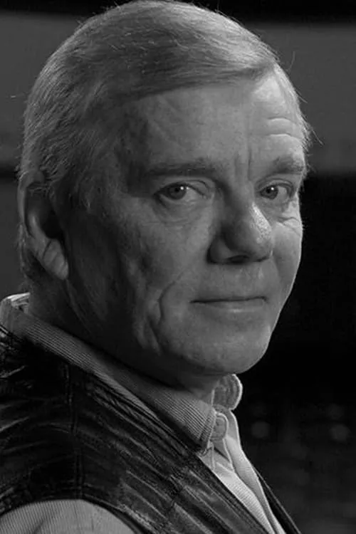 Adam Baumann interpretando a 