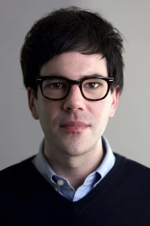 Adam Christian Clark interpretando a Astor Williams Stevenson