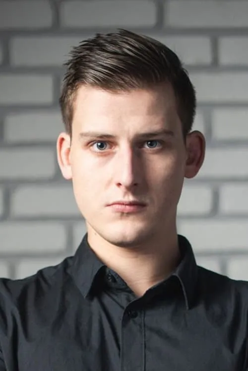 Adam Langer interpretando a Receptionist