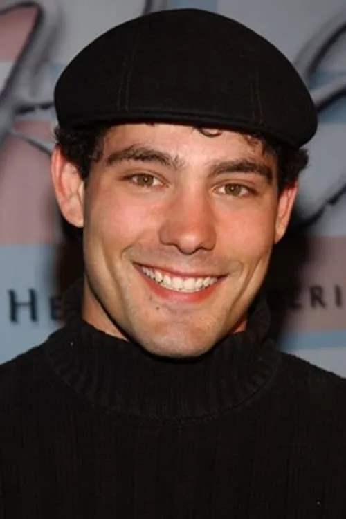 Adam Larson interpretando a Guy