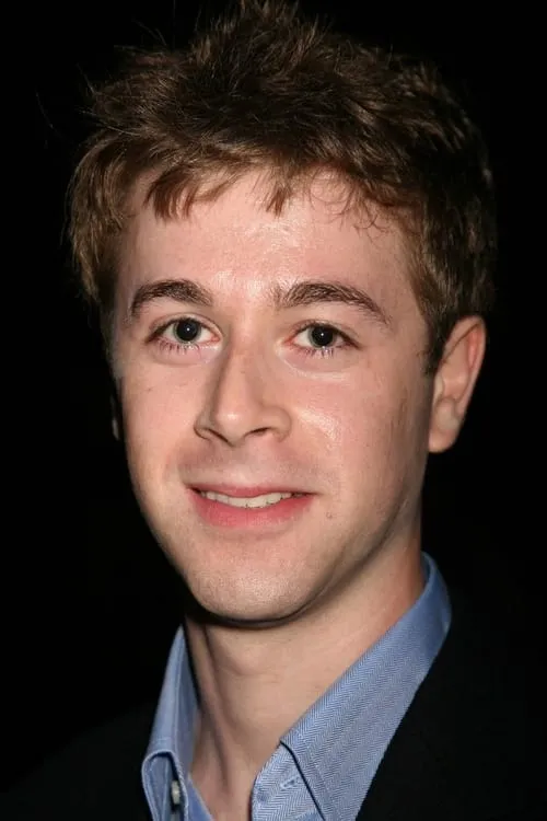 Adam Scarimbolo interpretando a Todd O'Leary