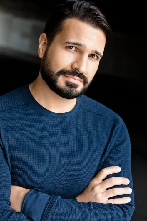 Adam Slemon interpretando a Ramis