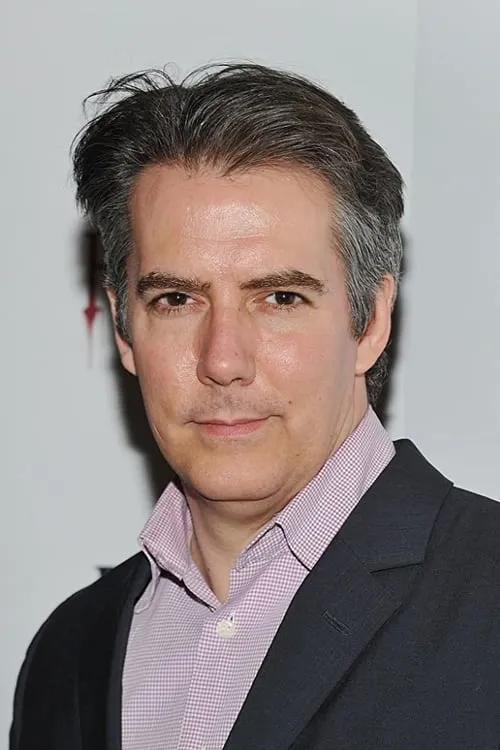 Adam Trese interpretando a Gabriel