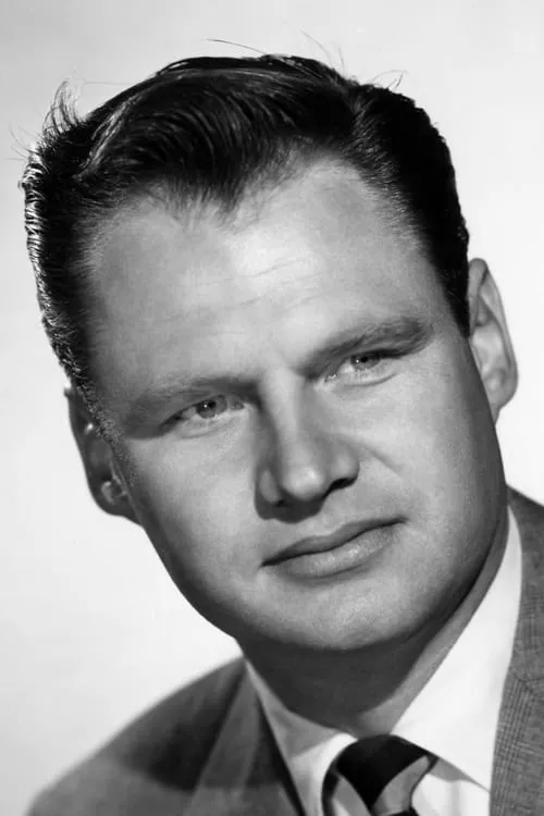 Adam Williams interpretando a Lon