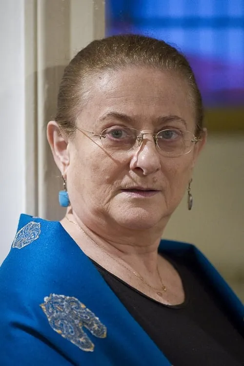 Adina Cezar interpretando a