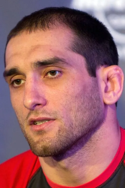 Adlan Amagov interpretando a Self