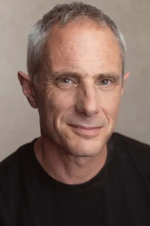 Adrian Annis interpretando a Terry